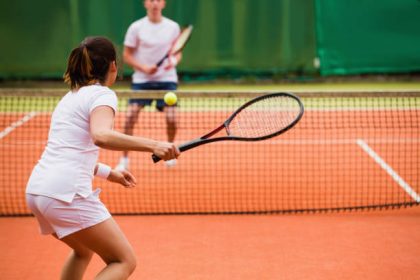 Le Tennis aide à libérer les tensions mentales. En effet, frapper la balle soulage l’anxiété. Ainsi, les gestes répétés procurent