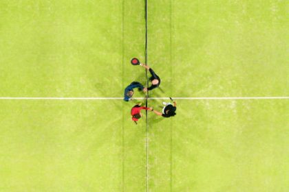 L’évaluation d’un court de tennis repose sur des critères bien définis. En effet, la qualité d’un terrain influe directement sur l’expérience